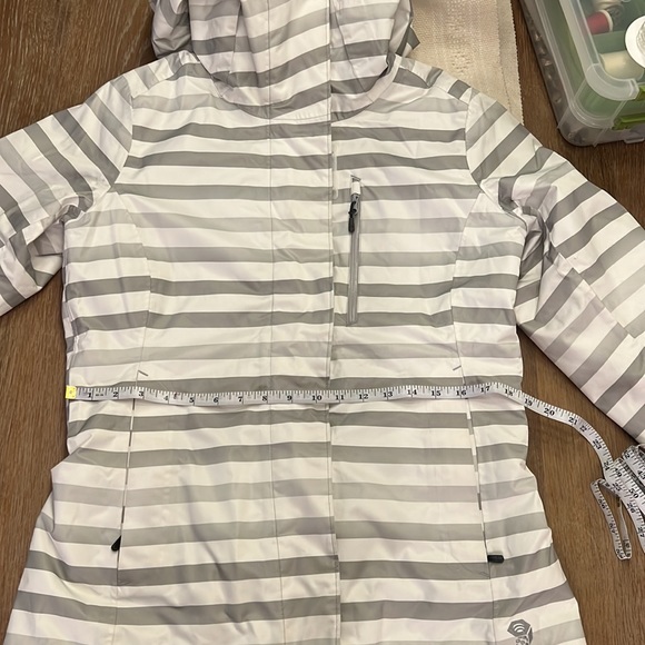 Mountain Hardware ski jacket - Picture 9 of 10